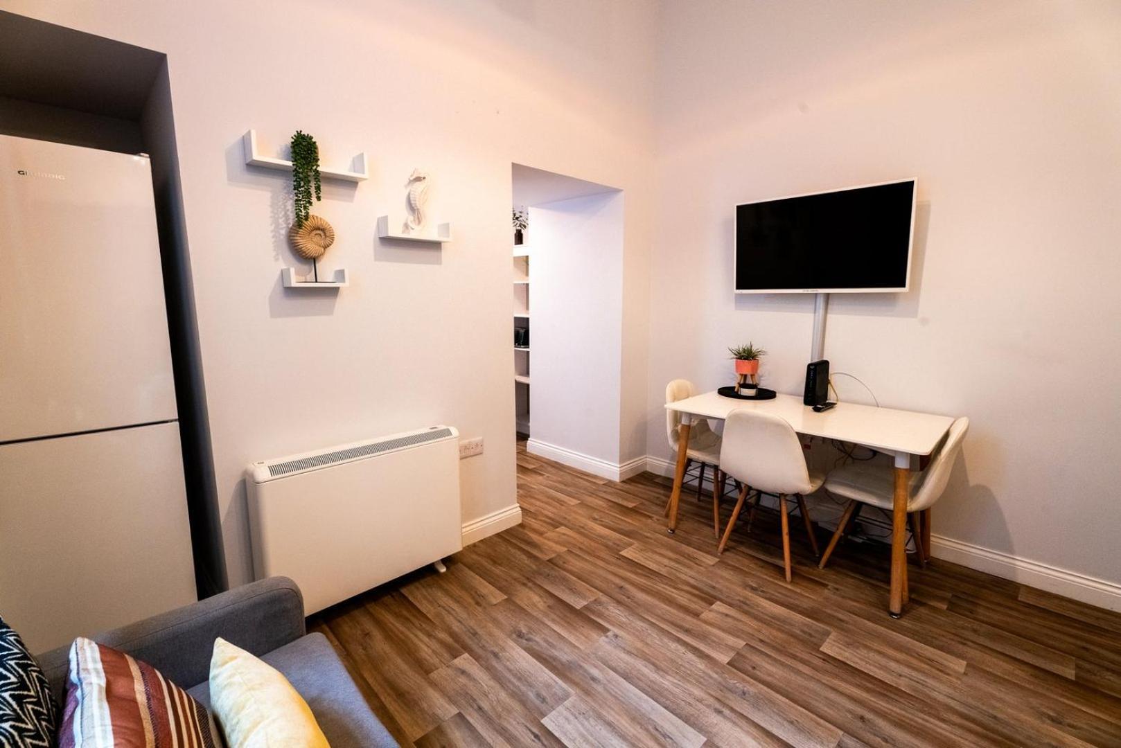 Free Parking | Smart Tv | 4 Guests Lejlighed Swansea Værelse billede